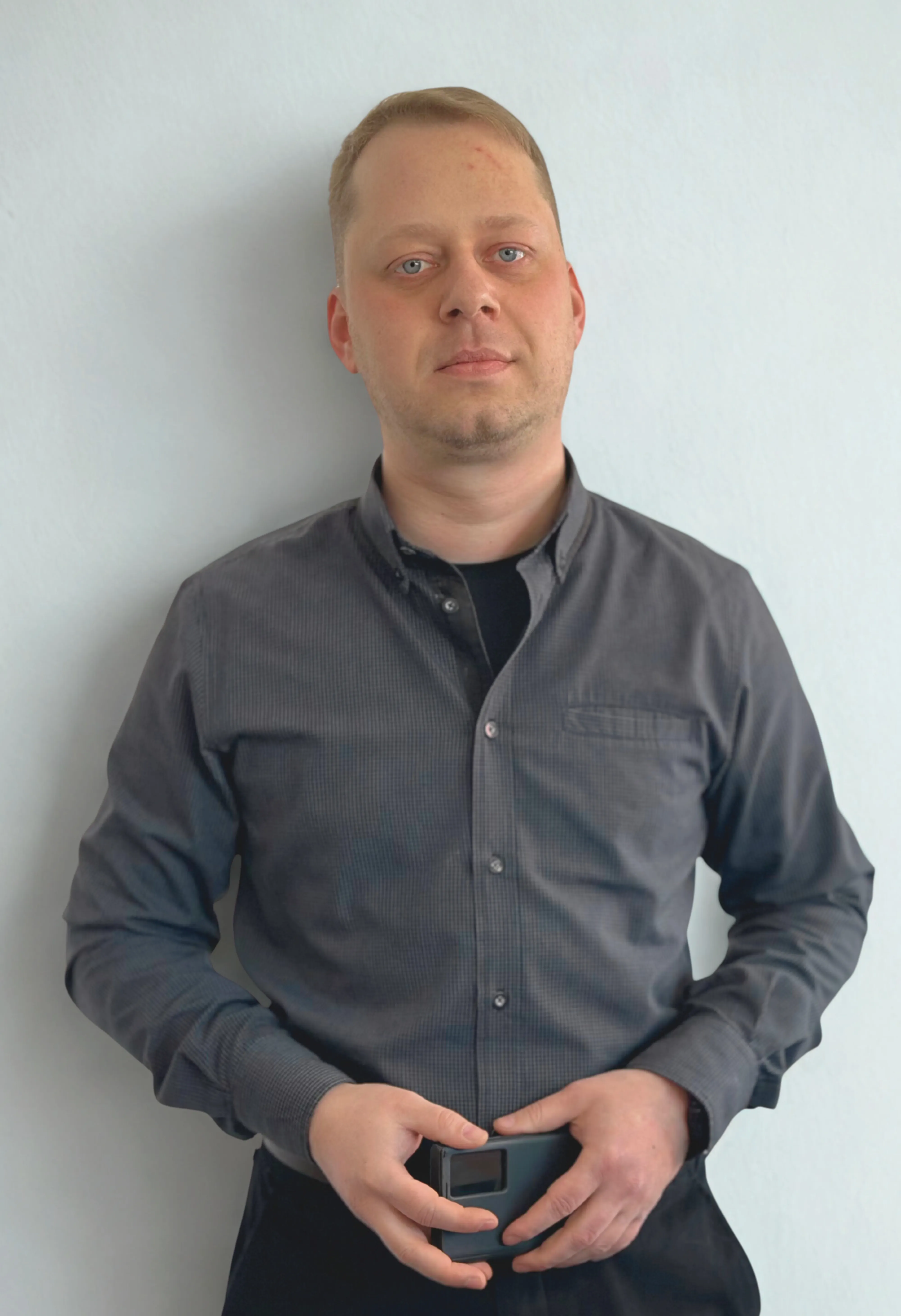 mężczyzna w&nbsp;koszuli