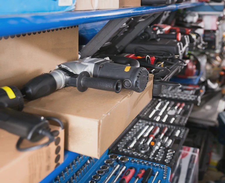 półki z&nbsp;narzędziami i&nbsp;wiertłami