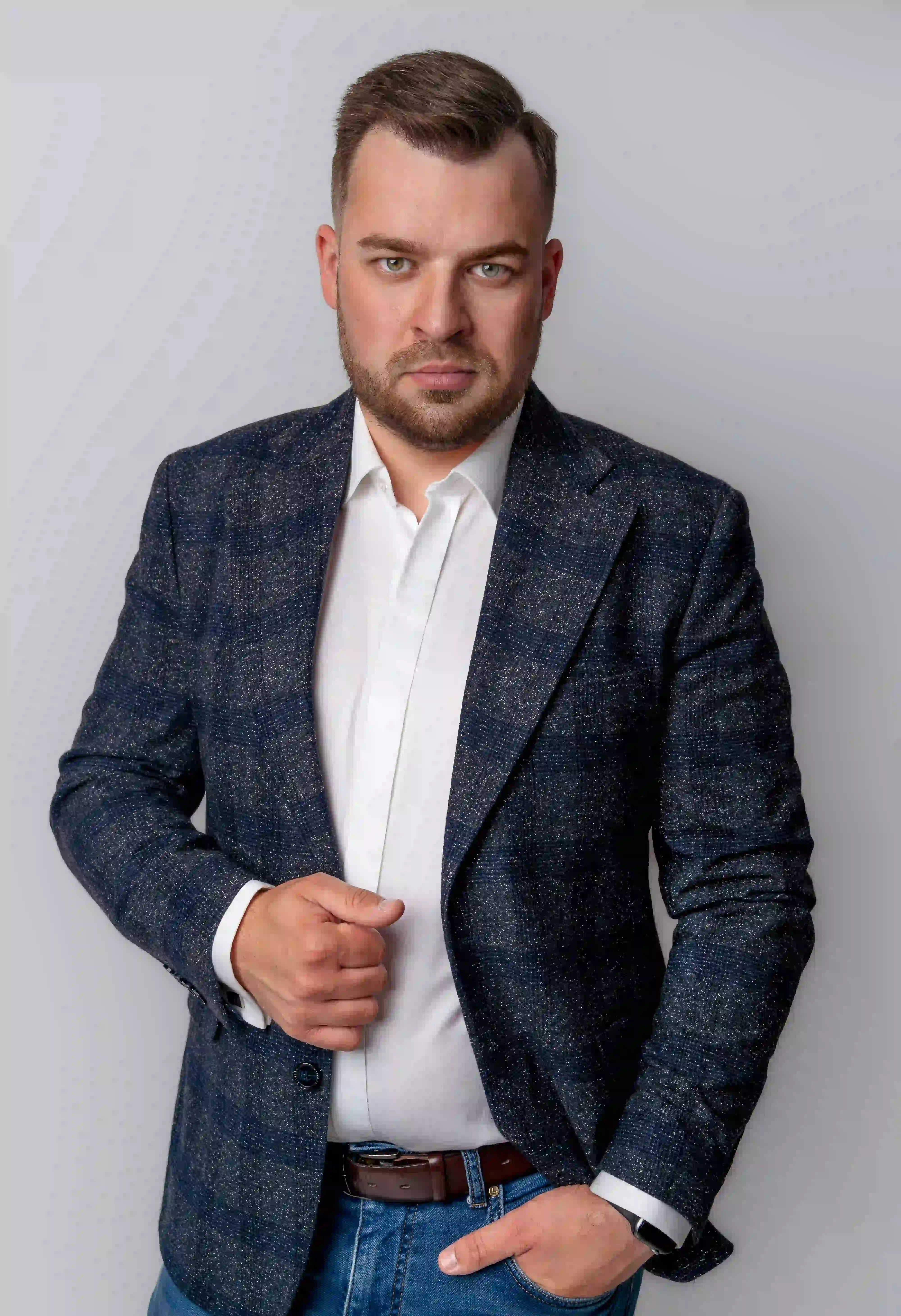 mężczyzna w&nbsp;garniturze