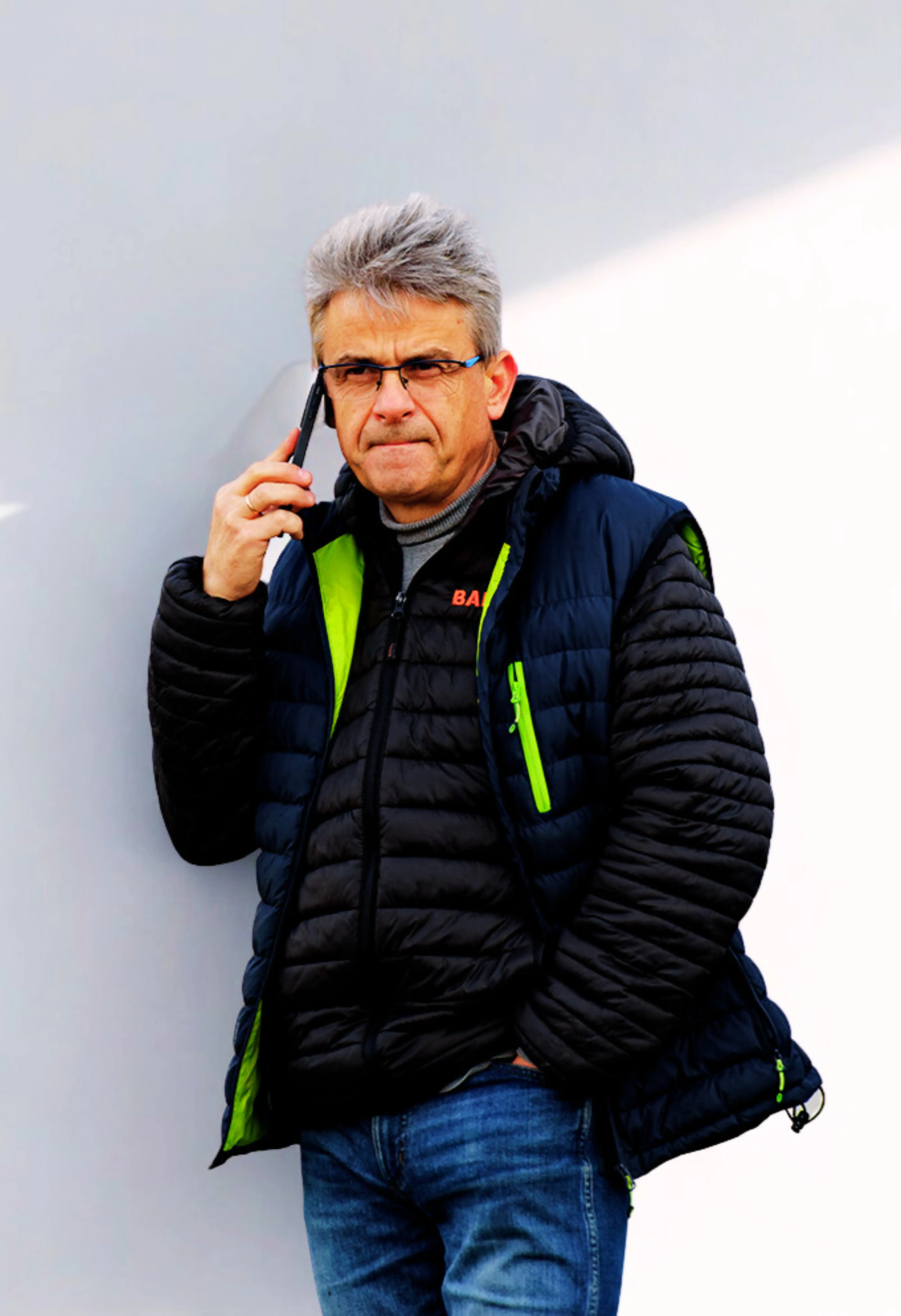 mężczyzna z&nbsp;telefonem